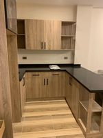 Meuble de cuisine moderne laqué brillant avec évier et cuisinière pour cuisine résidentielle