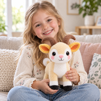 Peluche personnalisée en forme de chèvre crème avec cornes courbes brunes et sabots noirs, cadeau animal de la ferme en peluche