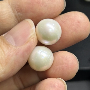 Grande taille 12mm perle d'eau douce naturelle demi-trou <span class=keywords><strong>perles</strong></span> <span class=keywords><strong>blanches</strong></span> rondes pour boucle d'oreille - Product Image 2