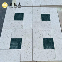 Carrelage de sol en pierre de calcaire beige personnalisé et incrusté de marbre vert, mosaïque géométrique de luxe en pierre