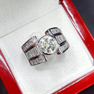 Anello da Donna Q739 in Oro Bianco con Diamanti, Taglio Brillante Rotondo e Pietre Laterali a Baguette, Diamante Naturale Colore D per Fidanzamento - Product Image 3