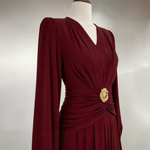 Robe longue de soirée formelle en satin bordeaux pour femme, col en V, manches classiques, infroissable, avec anneau métallique à la taille, pour demoiselle d'honneur et mariage - Product Image 2