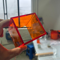 Cube en acrylique ambré haute transparence, épaisseur personnalisable, avec service de découpe pour l'exposition de produits et les présentoirs de vente au détail