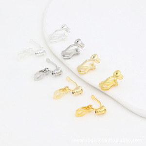 Adaptador de pendientes de clip de oro genuino de 18 quilates para orejas sin perforar, pendientes de clip triangulares, pendientes de tuerca convertidos a clip. - Product Image 1