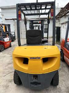 Montacargas Komatsu FD 30 3T de Servicio Pesado, Diésel, para Carga y Elevación de Contenedores Vacíos de 40 pies, para Aplicaciones en Puertos y Muelles - Product Image 2