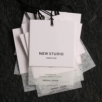 Étiquette personnalisée de luxe pour vêtements, nom/logo personnalisé, marque propre, écologique, estampage à chaud, étiquette en plastique avec cordon en papier pour sacs