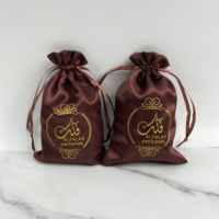 Sacs à bijoux de luxe de petite taille à faible MOQ, sacs cadeaux réutilisables en satin avec cordon de serrage et logo personnalisé pour les soins de la peau