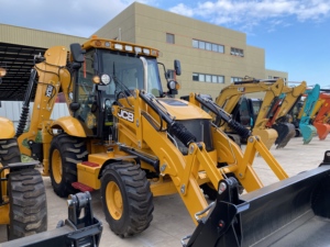 Chargeuse-pelleteuse JCB 3CX d'occasion grande capacité, machine en bon état de marche pour la rénovation de cours et le déblaiement de débris. - Product Image 1