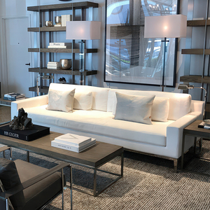 أريكة RH ITALIA TRACK ARM، تنجيد قماشي أبيض مع قاعدة معدنية، طقم أثاث عصري فاخر لغرفة المعيشة - Product Image 1