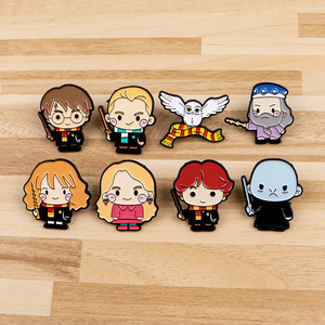 Spilla nuova accademia di magia personaggio animato distintivo moda popolare Film dei cartoni animati Souvenir spilla in smalto - Product Image 2