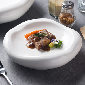Plato de cerámica blanco creativo moderno, plato de restaurante de gama alta a la moda, vajilla de porcelana con arte de nube blanca en forma especial - Product Image 3