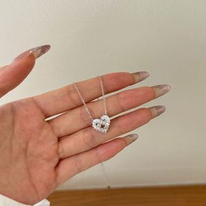 Colliers Dylam au design délicat en argent sterling 925 hypoallergénique avec chaîne à maillons et pendentif cœur en zircone cubique 5A - Product Image 5