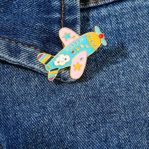 Pin de Solapa Personalizado Sin Pedido Mínimo con Diseño de Avión, Insignia Metálica de Viajes Mundiales, Broche de Esmalte para Bolsa - Product Image 4