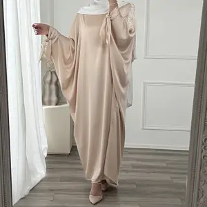 2022 März Neuankömmling islamische Kleider muslimische applizierte Stickerei Blume Satin Fledermaus Stil Kaftan Abaya Kleid Burka