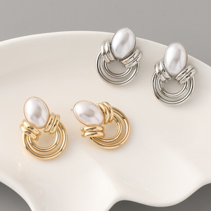 Pendientes de tuerca de estilo Vintage a la moda para mujer, exquisita perla, patrón geométrico suave, accesorios de fiesta, regalos, latón - Product Image 2