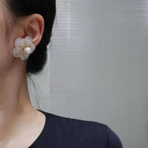 Pendientes de perlas florales con baño de oro de 14K, artesanía italiana en encaje, pendientes de perlas naturales de agua dulce hechos a mano, joyería al por mayor. - Product Image 4