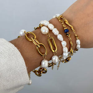 Venta al por mayor de pulseras de perlas con cadena cubana de acero inoxidable chapadas en oro de 18 quilates para mujer, personalizadas y de gran venta. - Product Image 1