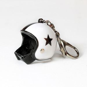 Porte-clés mousqueton en PVC en forme d'étoile à cinq branches, style casque de moto, design moderne, pour décoration de voiture et sac - Product Image 5