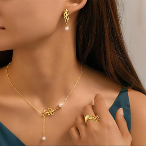 <span class=keywords><strong>Set</strong></span> Kalung/Cincin/Anting Rantai Baja Tahan Karat dengan Liontin Daun dan Mutiara untuk Wanita, Perhiasan Fashion Elegan untuk Wanita - Product Image 1