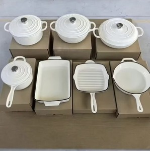 Ensemble de 11 pièces de batterie de cuisine en fonte de style nordique avec revêtement émaillé, comprenant un faitout, une cocotte, un plat à rôtir et une casserole à lait - Product Image 3