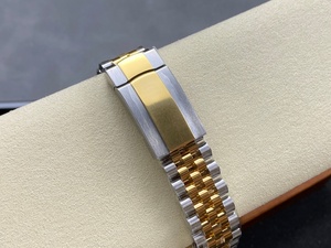 El modelo automático de lujo para damas de 36 mm y para caballeros de 40 mm, de alta gama, está equipado con un delicado reloj con esfera. - Product Image 3