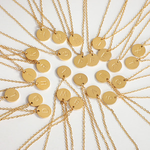 Collar minimalista de acero inoxidable para mujer, colgante de oro de 18K con inicial de A-Z grabada con 26 letras, disco con alfabeto redondo - Product Image 3