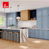 Armoire de cuisine encastrée Alland Painted Mist, peinte bleu marine et teintée en érable, avec étagères flottantes à grain de bois