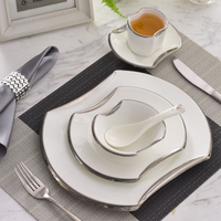 Service de vaisselle en porcelaine de style européen avec bord doré, assiettes à steak, vaisselle de mariage, ensemble d'assiettes en céramique, fournisseur d'usine pour hôtels