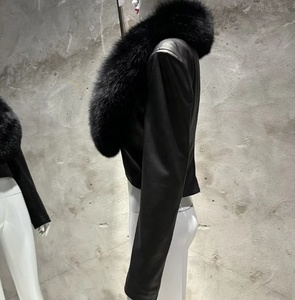 Giacca in Vera <span class=keywords><strong>Pelle</strong></span> di Pecora con Ampio Collo a Scialle, Design con Spalle Larghe, <span class=keywords><strong>Blazer</strong></span> Corto Rosa da <span class=keywords><strong>Donna</strong></span>, Autunno/Inverno 2025 - Product Image 4