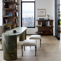 Table console en marbre vert veiné brut, paire de tables d'entrée de luxe à pieds épais incurvés et bords organiques ovales