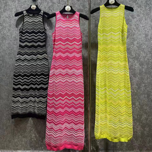 H-275 Abito Lungo Lavorato a Maglia Senza Maniche con Motivo Ondulato Colorato Stile Vacanza per Donne, Abbigliamento Femminile di Alta Qualità e alla Moda - Product Image 1