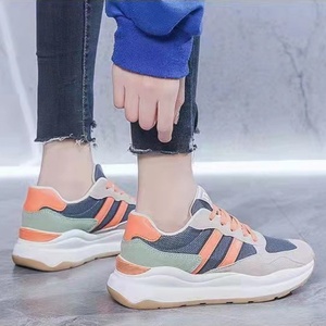 Chaussures de marche décontractées tendance et légères pour femmes, vente en gros, baskets respirantes en maille, nouvelles chaussures de course confortables et épaisses - Product Image 4