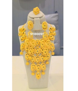 Deslumbrante conjunto de collar chapado en oro de 4 piezas para mujer, diseño minimalista, boda y fiesta, joyería india de alta calidad lista - Product Image 6