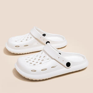 Haute qualité usine en gros été classique hommes et femmes sandales semelle épaisse <span class=keywords><strong>anti</strong></span>-dérapant trou chaussures plage Eva sabots décontractés - Product Image 3