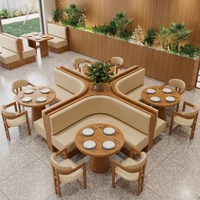 Ensemble de mobilier de restaurant moderne en bois avec séparateurs croisés, banquettes courbes, tables rondes et chaises crème – Vente en gros
