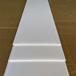 Paneles de <span class=keywords><strong>PVC</strong></span> con Ranuras Centrales Cromadas Blancas Brillantes de Buena Calidad, Lámina de Estampado <span class=keywords><strong>en</strong></span> Caliente para Techo Falso para Nigeria - Product Image 3
