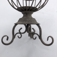 Porte-bougie sphérique rustique en métal en forme de cage à oiseaux avec base trépied, lanterne décorative pour bougie pilier, décoration de table style ferme