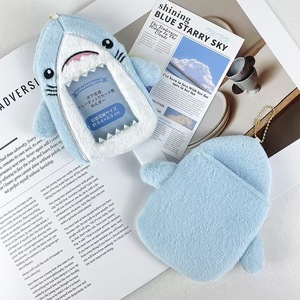 Porte-cartes photo en peluche requin bleu Kawaii personnalisé, protège-cartes photo animal en peluche dessin animé, sac porte-photocards K-pop, porte-clés - Product Image 3