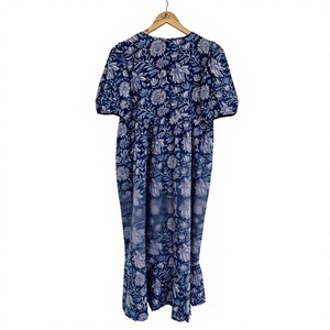 Robe longue d'été bohème pour femme en coton à imprimé floral bleu, manches courtes bouffantes, col noué, ourlet à volants, coupe ample - Product Image 5