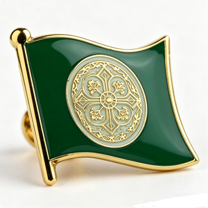 Badge Souvenir Sportif Personnalisé en Alliage Émaillé Dur, Forme Drapeau Vert Ondulé, Motif Croix Religieuse Imprimé UV - Product Image 4