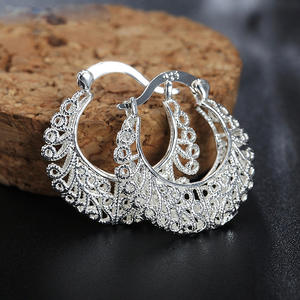 Boucles d'oreilles créoles Luna en or blanc, argent 925 plaqué rhodium, cristaux et strass, bijoux classiques pour femmes, à porter au quotidien - Product Image 3