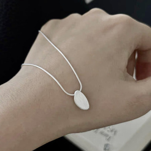 Collar de cadena ovalada de plata de ley S925 para mujer, cadena irregular cepillada lisa para suéter, diseño sencillo y moderno - Product Image 1