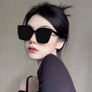 Women's Oversized Sunglasses <b>Black</b> <b>Frame</b> Pc Lens Uv400 Protection Cat Eye Style For Fashion And Daily Wear - Product Image 4