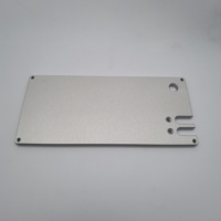 Pièces usinées CNC de haute précision OEM de l'usine de Dongguan, Chine, en aluminium anodisé sablé avec trous filetés