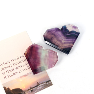 Vente en gros de pierres de guérison naturelles, cœurs gravés en fluorite arc-en-ciel, sculptures de cristaux en forme de cœur pour la décoration - Product Image 5