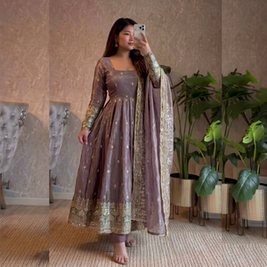 Élégant ensemble Anarkali gris en soie avec broderies dorées, longueur ras du sol, tenue traditionnelle indienne et pakistanaise pour mariage, pour femmes - Product Image 1