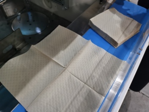 Tự động chuyển khăn giấy cuộn giấy gấp Máy in màu dập nổi Dây chuyền sản xuất giấy khăn ăn - Product Image 6