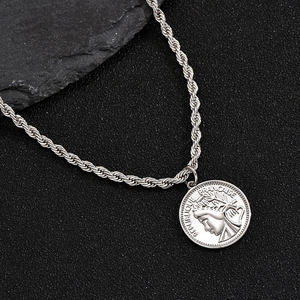Collana da uomo a catena cubana con ciondolo a ritratto, maglia ritorta, stile street, gioiello per maglione - Product Image 3