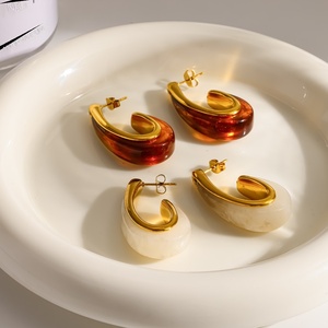 Boucles d'oreilles clous tendance en résine organique, plaqué or 18 carats, acier inoxydable, motif marbré ambre, bijoux fantaisie inaltérables - Product Image 3