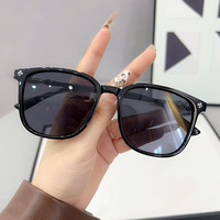 Lunettes de soleil décontractées légères et confortables Lunettes de soleil tendance faciles à assortir Lunettes de soleil bon marché au design unique Lunettes de soleil enchanteuses